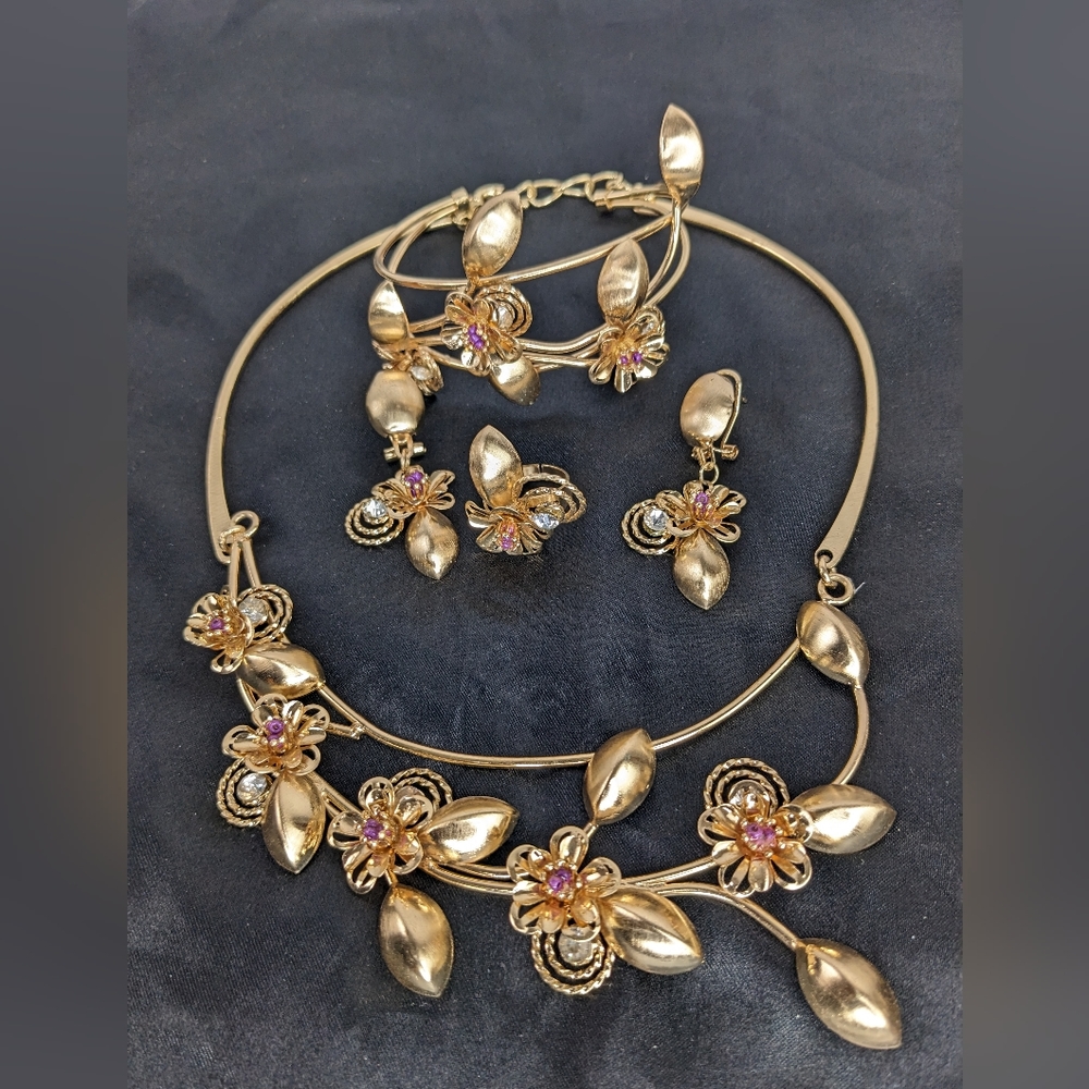NWOT, STUNNING AND UNIQUE NECKLACE SET.